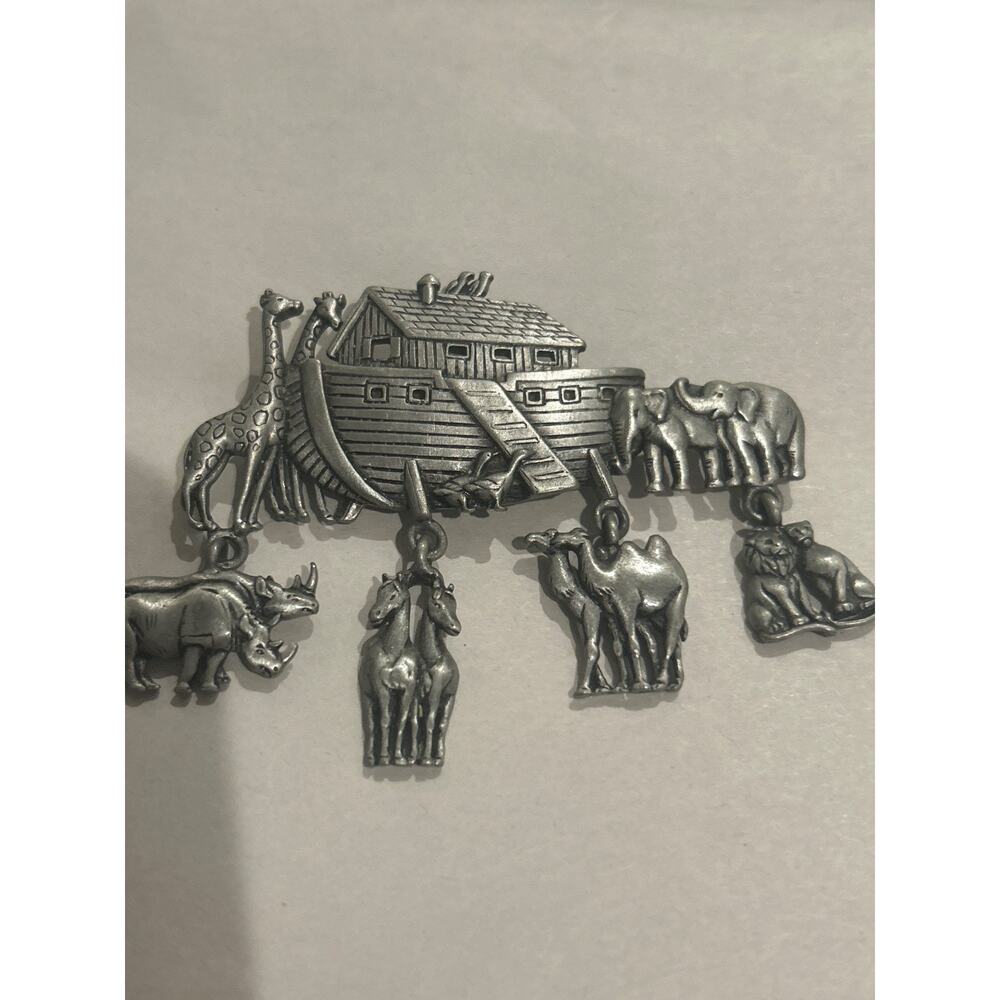 JJ SIGNED NOAH'S ARK WITH ANIMAL CHARMS BROOCH ~ SPOONTIQUES PEWTER ON CARD